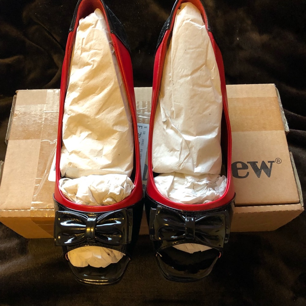 Gorgeous red and black open toed pump